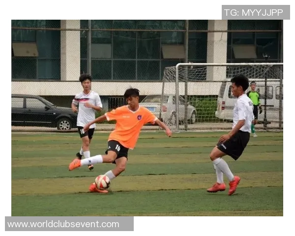 中国男足U19迎战强敌全力争胜展现青春风采与拼搏精神