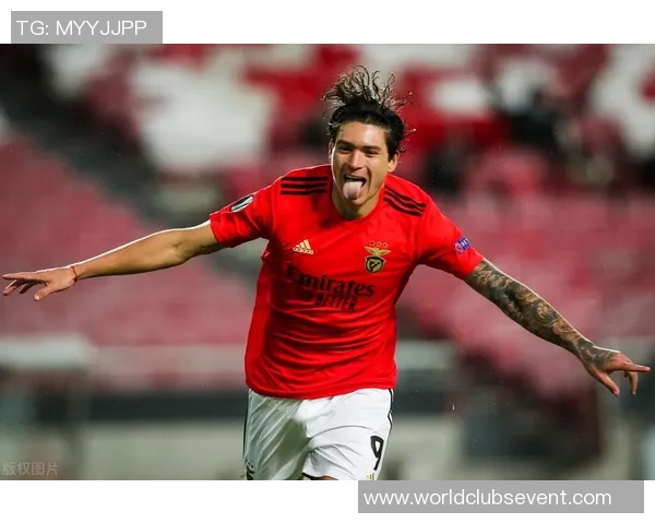 努涅斯在赛场上的精彩表现引发热议球迷对其未来发展充满期待与关注