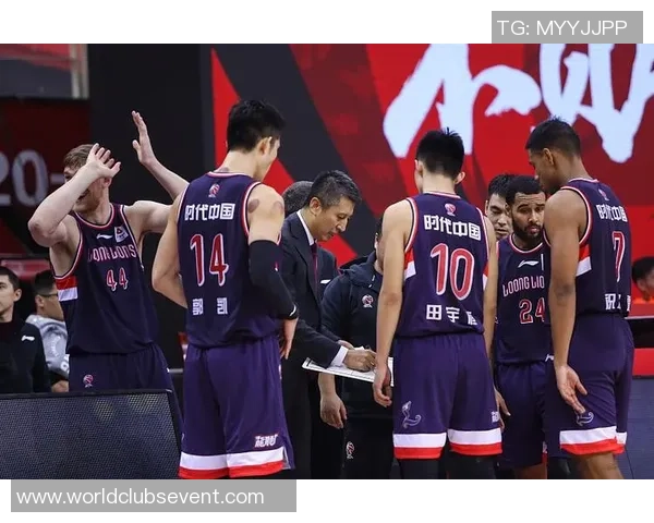 广东龙狮与辽宁本钢激战正酣谁能在赛场上笑到最后